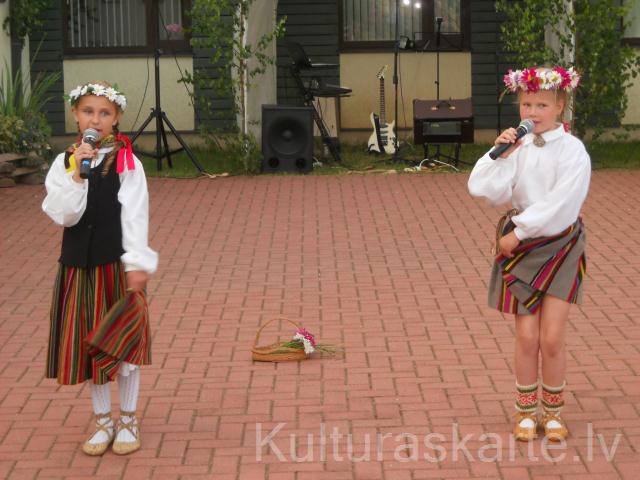 Vokālās studijas "W" dalībnieces ielīgošanā dižstendē 21.06.2013, vadītāja Valida Veidele